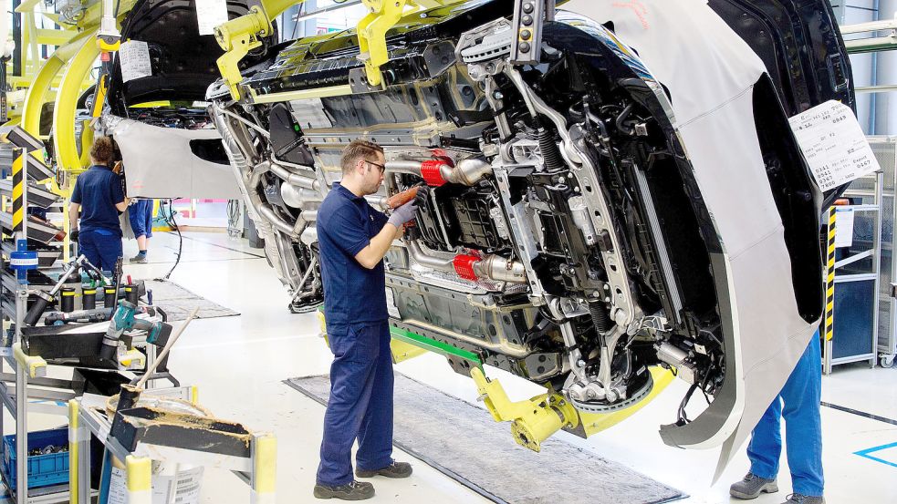 Arbeiter bei Mercedes-Benz Foto: dpa/Sebastian Kahnert