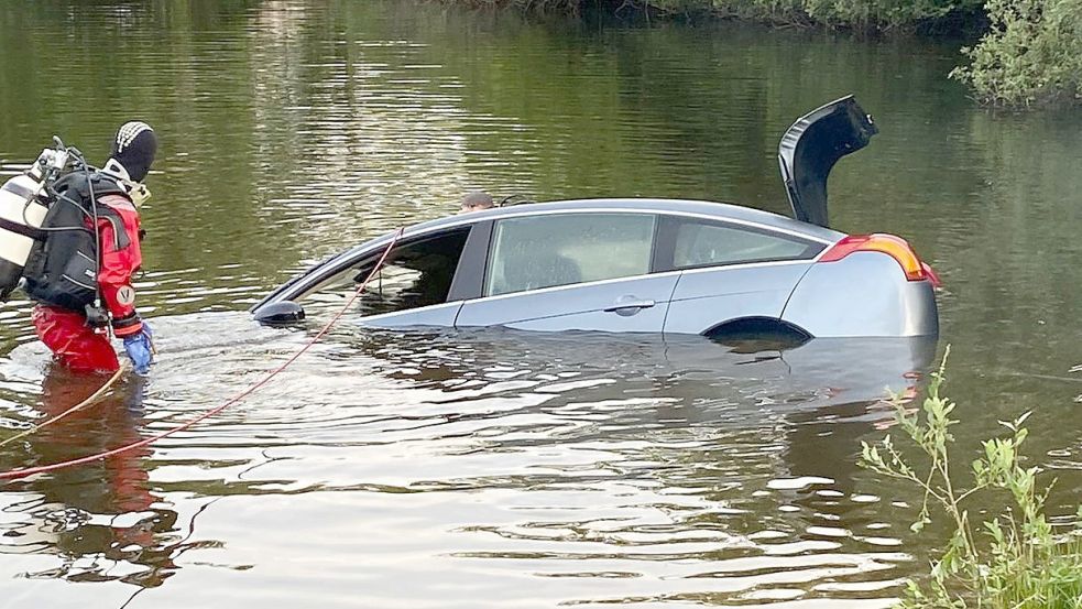 Die Polizei fahndet nach den Tätern, die diesen Wagen gestohlen haben. Foto: Feuerwehr