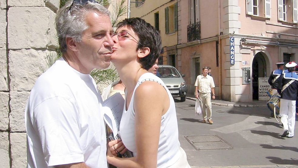 Ghislaine Maxwell mit dem bereits verstorbenen Sexualstraftäter Jeffrey Eptein. Foto: imago images/ZUMA Press