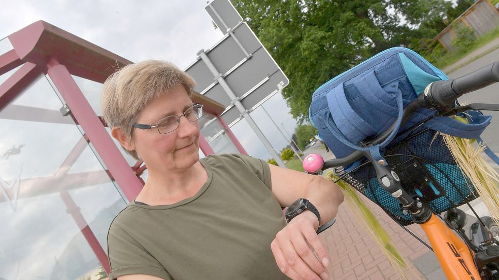 Warten auf den Bus: Gerade am Wochenende reicht der Fahrplantakt für die Moormerländerin nach Leer nicht aus. Foto: Ortgies