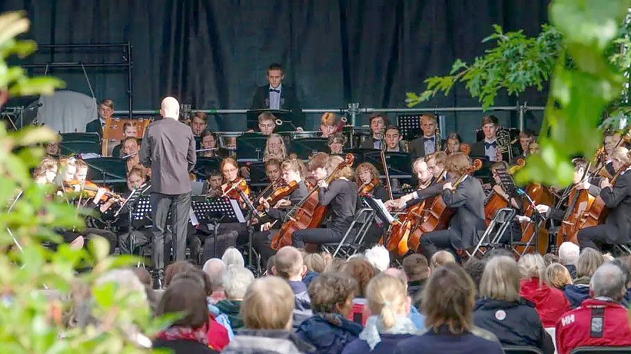 Das Niedersächsische Jugendsinfonieorchester letztes Jahr auf dem Campus St. Angela Foto: Thomas Osterfeld