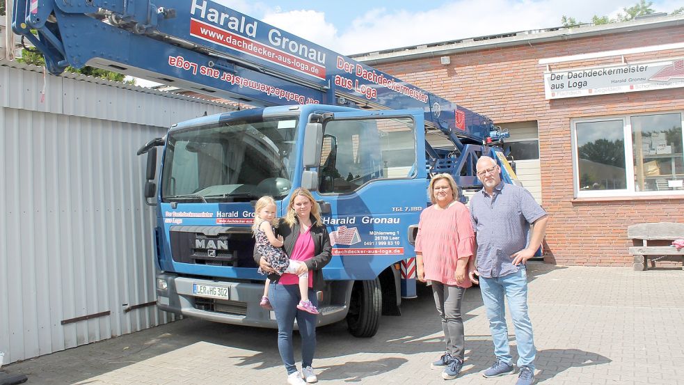 Das Foto zeigt Harald Gronau mit seiner Ehefrau Christa, Tochter Janina und Enkelkind Pia. Foto: Bleeker