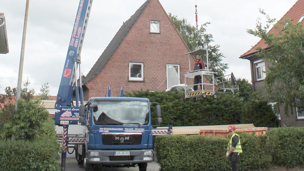 Der Kran lässt sich bis auf 34 Meter ausfahren und hat eine Hakenlast von bis zu 2,5 Tonnen. Damit kann Arbeitsmaterial bequem auf das Dach transportiert werden. Foto: Bleeker