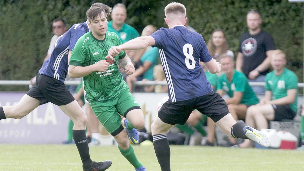 Am Ende setzte sich Tammo Albers (rechts, Jheringsfehn) knapp gegen Wallinghausen mit Lukas Günsel (Mitte) durch. Foto: Doden/Emden