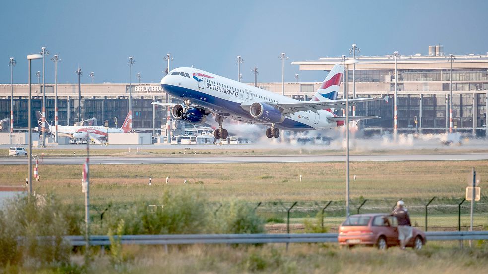 Eine Maschine der Fluggesellschaft British Airways startet vom Flughafen Berlin Brandenburg. Foto: IMAGO IMAGES/Manngold