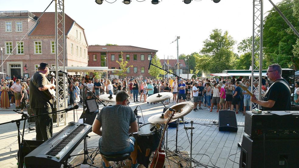 Auch die Konzertreihe „Before Sunset“ gehörte bereits offiziell zum Festprogramm in der Krummhörn. Hier ist die Gruppe „Still Recall“ zu sehen, die am 23. Juni auf dem Marktplatz in Pewsum aufgetreten ist. Foto: Wagenaar