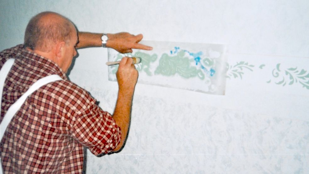 Hinrich Schoon bei der Arbeit in den 1970er Jahren. Wandmuster und Bordüren wurden damals mit Rollen und Schablonen aufgetragen. Foto: privat