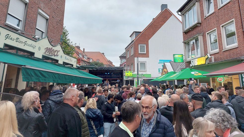 Bei dem ersten „Summer in the City“-Konzert war das Emder Kneipen-Bermuda-Dreieck schon gut gefüllt. Fotos: Hanssen