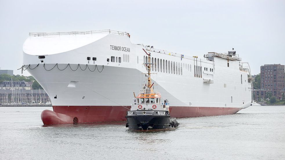 Nach der Taufe durch Flensburgs Oberbürgermeisterin und dem Stapellauf bei der Flensburger Schiffbau-Gesellschaft wird die Ro-Ro-Fähre "MV Tennor Ocean" von einem Schlepper gedreht. Foto: Ulrich Perrey/dpa Foto: Ulrich Perrey