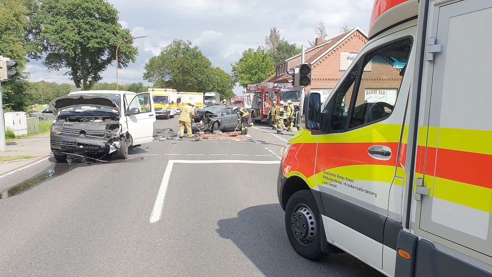 Einsatzkräfte der Feuerwehr verteilen nach dem Unfall Ölbindemittel auf der Kreuzung. Foto: Loger