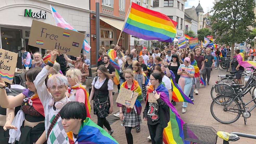 Beim ersten Christopher-Street-Day-Umzug in Leer ging es sehr bunt zu. Foto: Lüppen