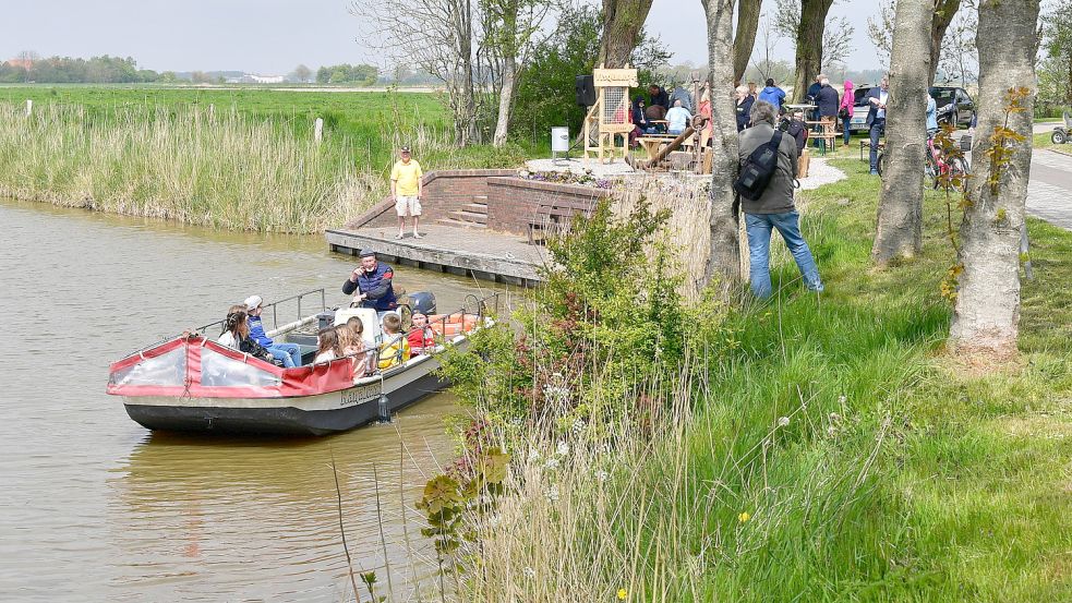 In der Krummhörn gibt es an den Kanälen viele öffentliche Bootsanleger. Dieses Bild entstand vor einigen Wochen in Visquard, wo an einem Anleger ein kleiner „Dorfplatz“ fertiggestellt worden war. Archivfoto: Wagenaar