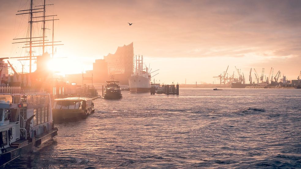 Die Sonne geht später unter als im Süden und angenehmeres Wetter hat man hier auch: Hamburg. Foto: Patrick Rosenkranz / Unsplash