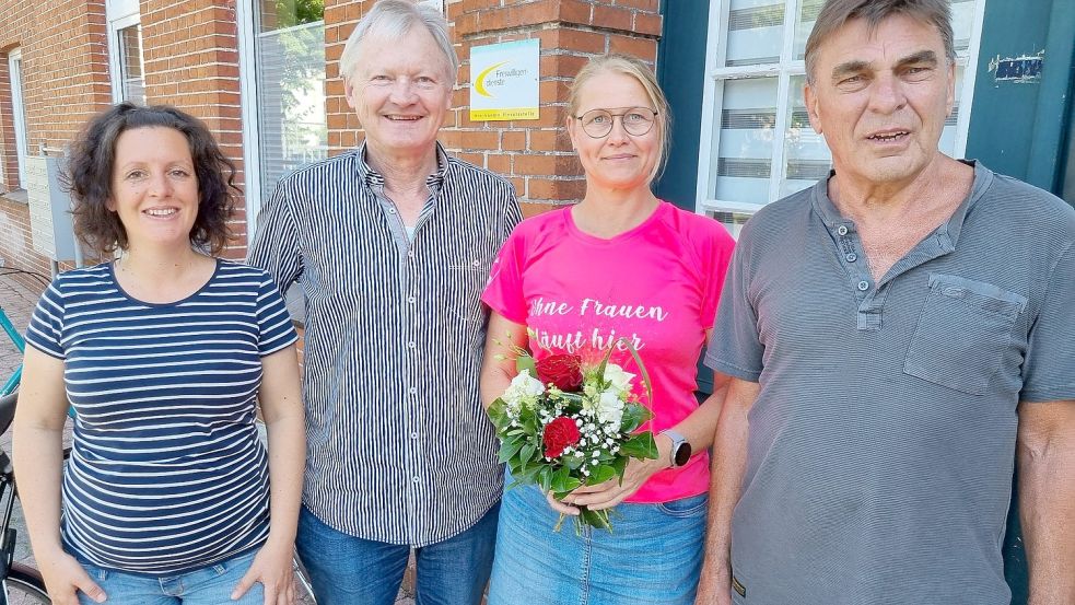 Anja Dekker (Dritte von links) wird die Nachfolgerin von Anne Thonicke (links) beim MTV Aurich. Klubchef Wilfried Theessen (Zweiter von links) und sein Stellvertreter Hinrich Ernst (rechts) sehen den Verein damit gut aufgestellt. Foto: MTV