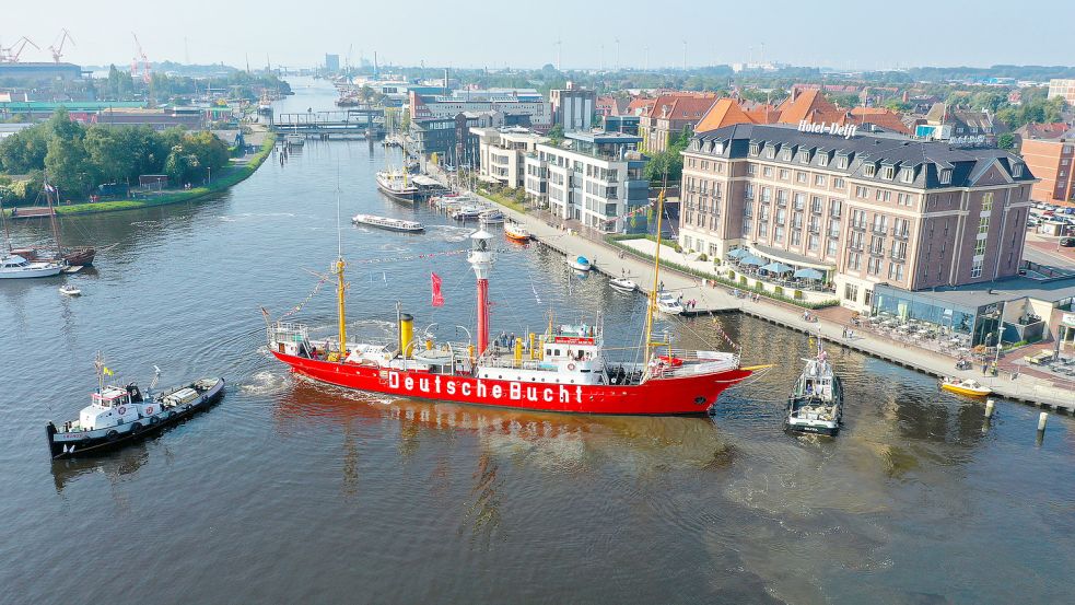 Spektakel im Emder Hafen: Wenn das Feuerschiff so wie hier im September 2019 seinen Liegeplatz im Ratsdelft verlässt, ist Schlepperhilfe notwendig. Foto: Agentur Powerline/Archiv