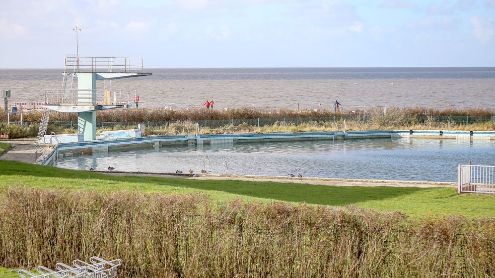 Das alte Freibad in Norddeich im November 2020. An diesem Zustand hat sich bis heute nichts geändert. Foto: Romuald Banik