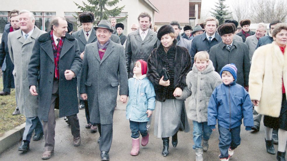 Der damalige Generalsekretär der KPdSU, Michail Gorbatschow, mit seiner Ehefrau zu Besuch im heute unabhängigen Litauen. Foto: Vladimir Zavyalov/Yuri Lizunov/Tass/dpa