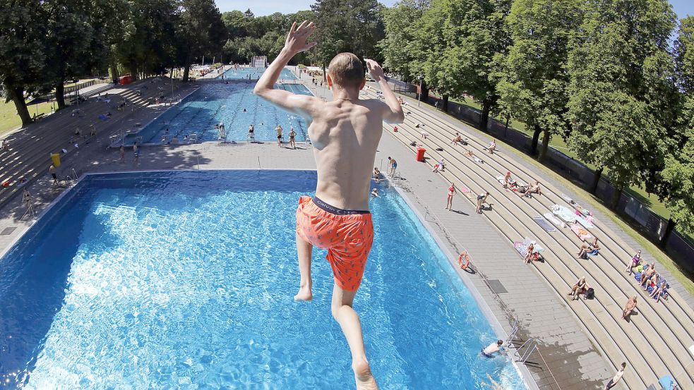 Endlich Abkühlung: Der Besuch im Freibad kann allerdings auch unangenehm werden. Foto: imago images/ Future Image (Symbolbild)