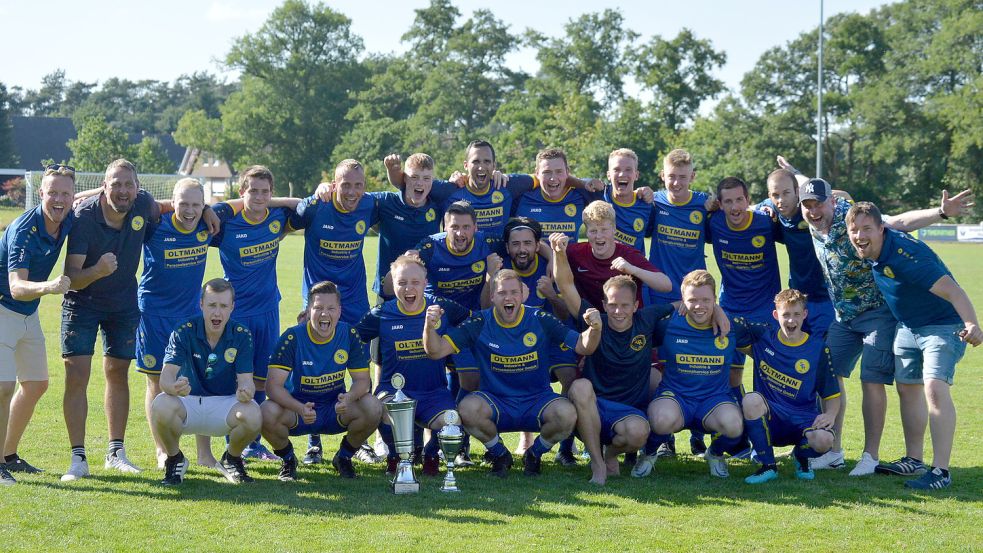 Jubel bei den Fußballern des SC Rhauderfehn-Langholt: Durch Tore von Simon Fennen (obere Reihe Neunter von links) und Marcel Wäcken (knieend Achter von links) gewann man das Finale des Fehn-Pokals gegen die SG Collinghorst/Rajen mit 2:0 Toren. Fotos: Weers