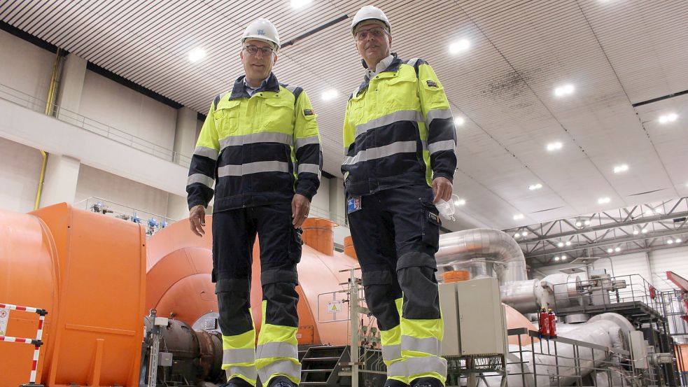 Holger Kreetz (links) und Thomas Hohmann im Maschinenhaus des stillgelegten Steinkohlekraftwerks. Foto: Oltmanns