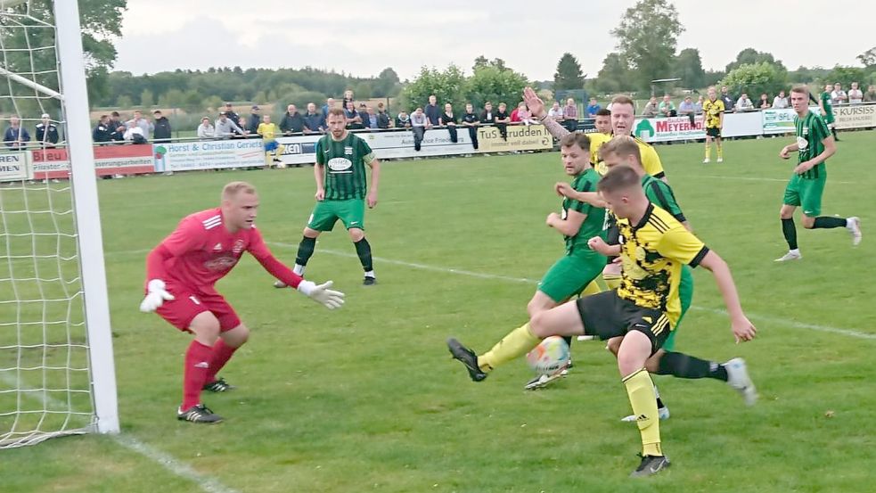 Vor den Toren und hinter der Bande am Spielfeldrand war gut was los in Strudden. Foto: Steenhoff