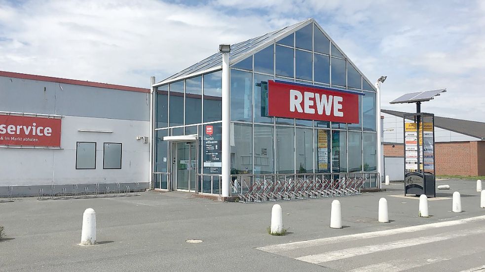 Vorübergehend öffnet der Handelsriese Rewe erst einmal eine Teilfläche für den Verkauf in Emden. Parallel wird das Gebäude kernsaniert, in dem zuvor der Discounter Real untergebracht war. Foto: Müller/Archiv