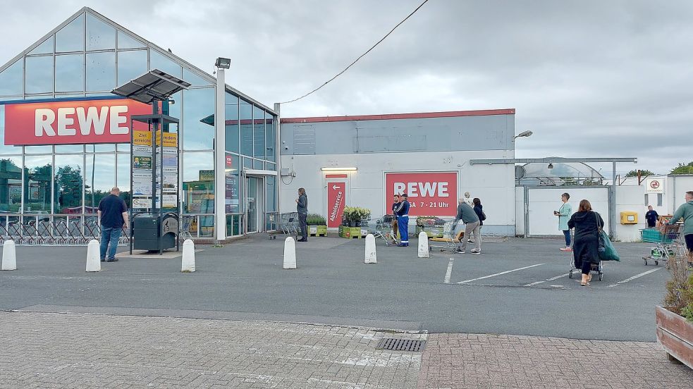 Kurz vor 7 Uhr standen schon einige Kunden wartend vor der neuen Rewe-Filiale. Fotos: Hanssen