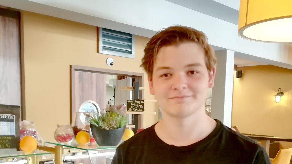 Mathis Krause (16) hat einen Ferienjob als „Runner“ in einem Emder Lokal. Foto: Klinke