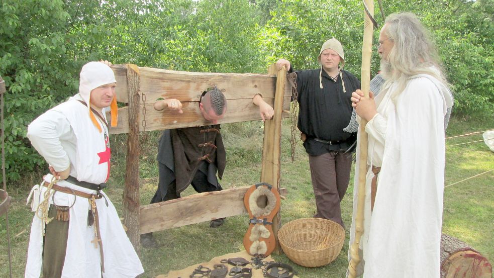 Der Vogt (Matthias Pauw) wurde an den Pranger gestellt. Archivfoto: Weers