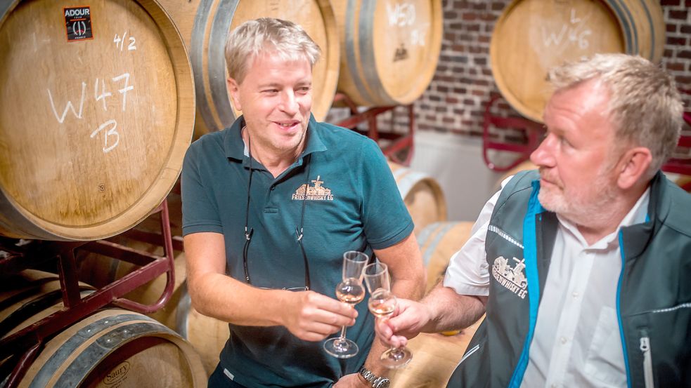 Sie entwickeln die Produkte gemeinsam: Heiner Labohm (links) und Ralf Klöker im Lagerraum im Packhaus der Mühle in Felde. Fotos: Cordsen