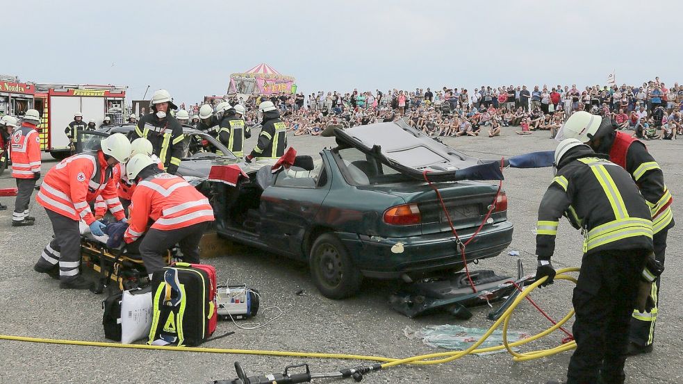 Bei den jüngsten Feuerwehrtagen in Norddeich befreiten Feuerwehrleute unter anderem auch eine Person aus diesem Auto. Archivfoto: Kiefer