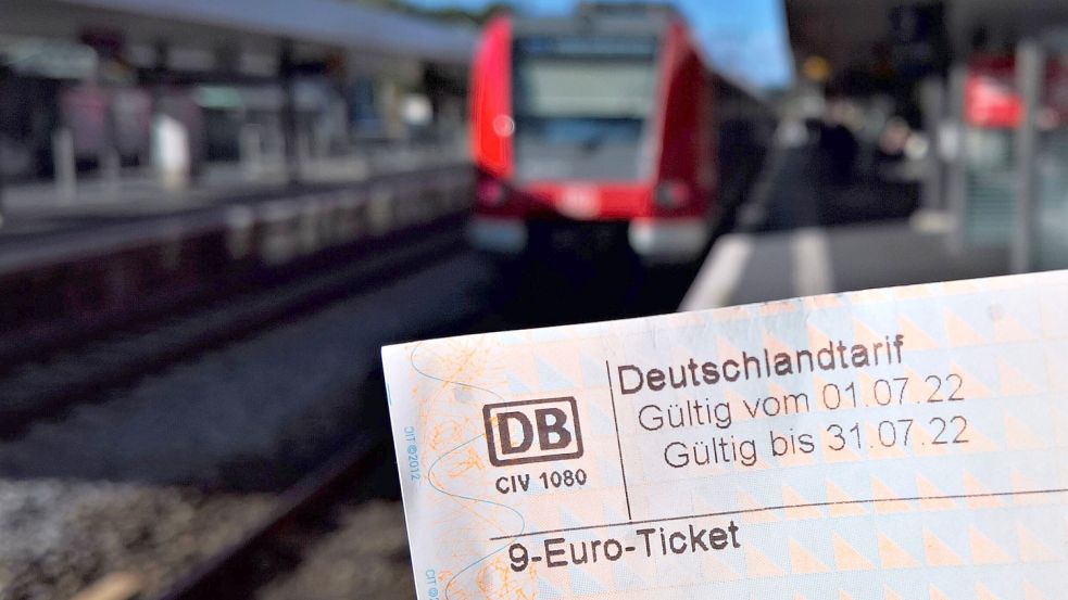 Wie geht es nach dem 9-Euro-Ticket ab September für Nutzer von Bus und Bahn weiter? Niedersachsens Ministerpräsident Stephan Weil schlägt ein günstiges Ticket zunächst für Auszubildende und Ehrenämtler vor. Foto: IMAGO/Manfred Segerer