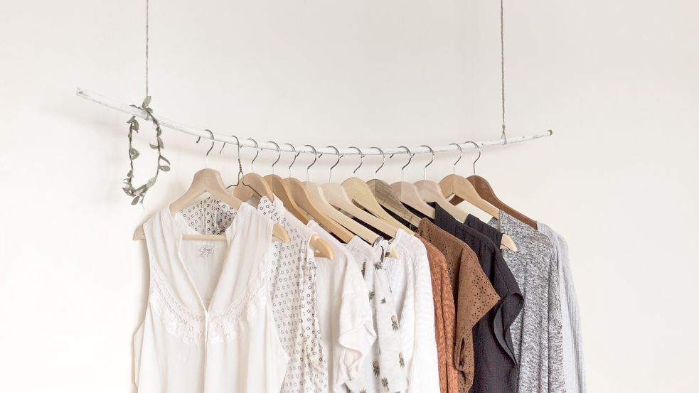 Kleiner, gut sortierter Kleiderschrank: So sieht eine „Capsule Wardrobe“ aus. Foto: Priscilla Du Preez / Unsplash (Symbolbild)