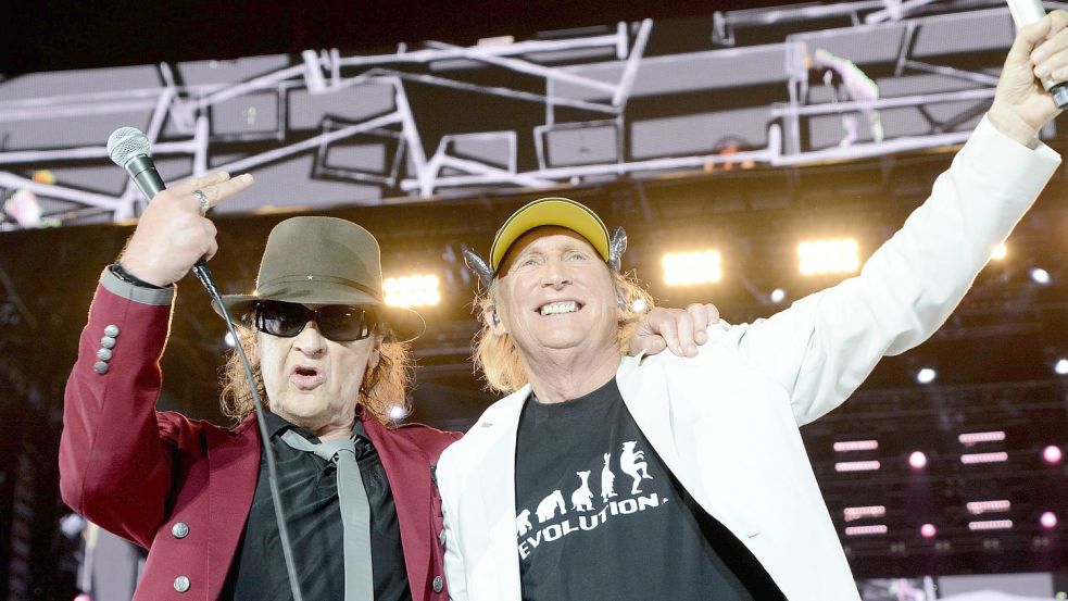 Alte Kumpels: Udo Lindenberg (links) und Otto Waalkes, hier bei einem Konzert 2016 in Gelsenkirchen. Foto: imago stock&people