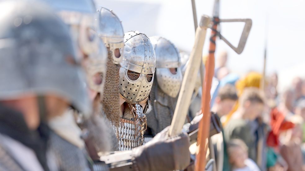 Auf dem Wikingerfest in Norddeich wird Wert auf möglichst originalgetreue Gewandung gelegt. Diese Zeitung hat sich ein bisschen im „Heerlager“ umgesehen. Foto: Hock