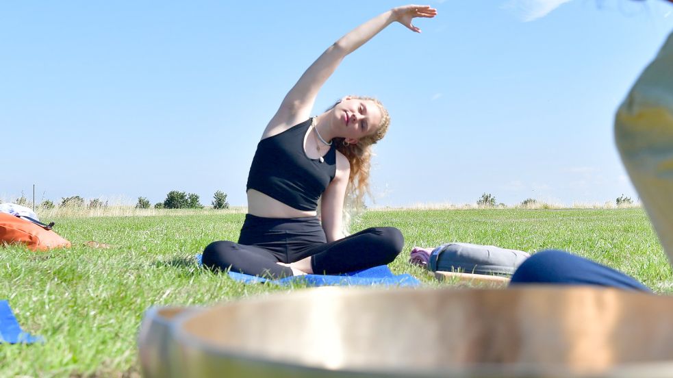 „Om...“ – Wie ist es, am Greetsieler Hafen Yoga zu machen? Dieser Frage ist Carlotta Wagner nachgegangen. Foto: Wagenaar