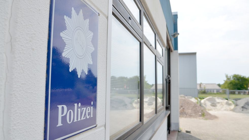 Bleibt erhalten, wird aber erstmal durch Beamte anderer Dienststellen besetzt: die Polizeistation Hinte. Foto: Hillebrand