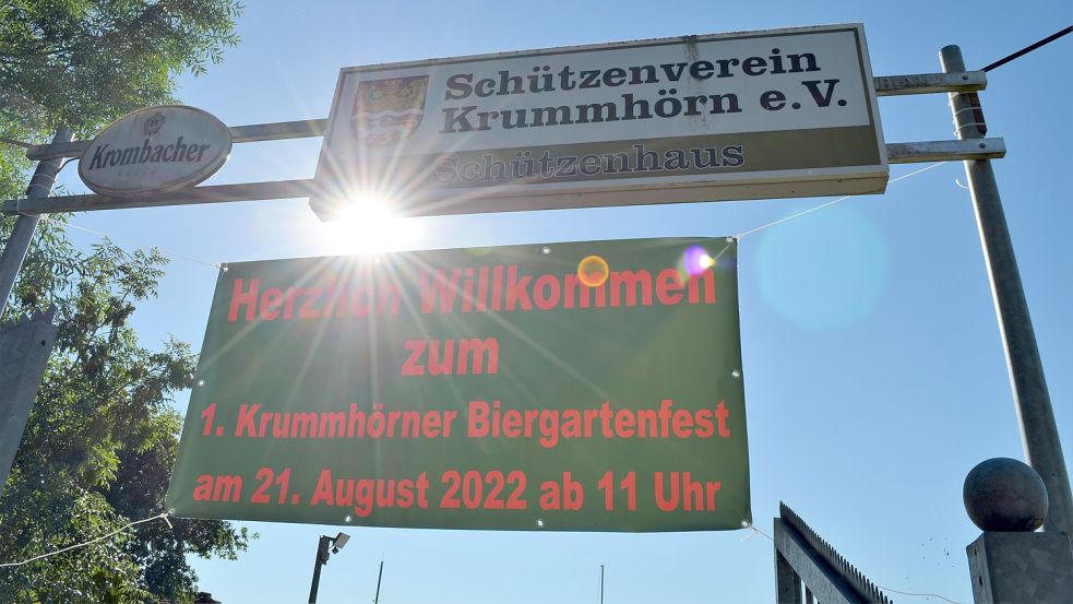 Das Banner am Eingang zum Schützenhaus läd die Krummhörner zum Biergartenfest der Schützen ein. Foto: Hoppe