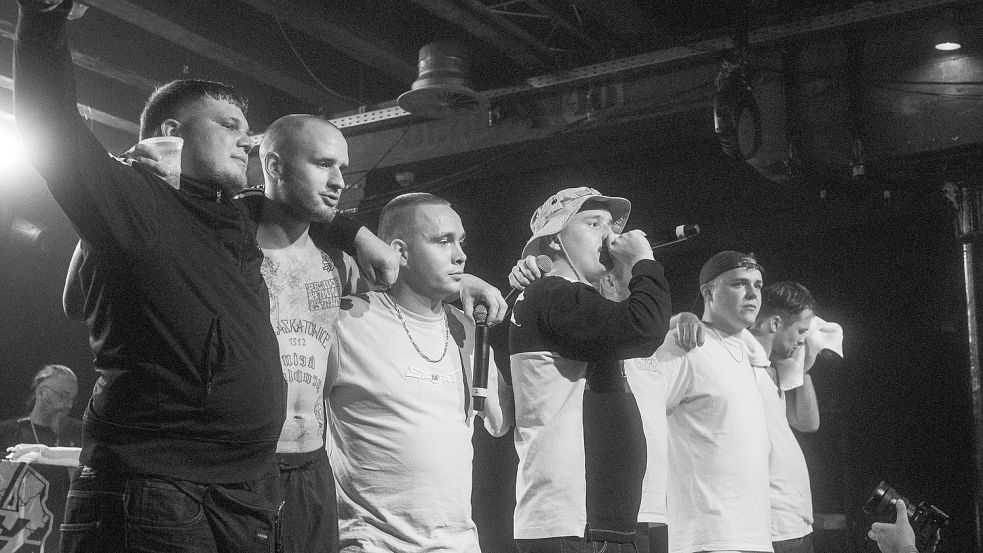 Die 102 Boys – Toni, Kkuba, Addikt, Chapo, Stacks und Skoob (von links) – sind am Wochenende im Leeraner Zollhaus aufgetreten. Rund 800 Fans hatten sich Tickets für das ausverkaufte Konzert besorgt. Foto: Sebastian Arlt