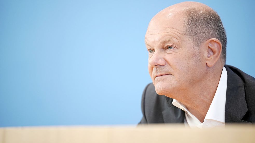 Bei der Sommer-Pressekonferenz in Berlin reagierte Bundeskanzler Olaf Scholz genervt auf Nachfragen zur Warburg-Affäre. An diesem Freitag muss er sich erneut erklären. Foto: Kay Nietfeld