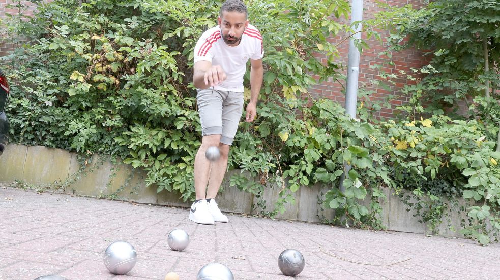 Notfalls kann man Boule auch auf Stein spielen. Doch eher nur fürs Foto, denn sonst spielt Bassel Ahmad am Schwanenteich oder beim Café Einstein. Foto: Hock