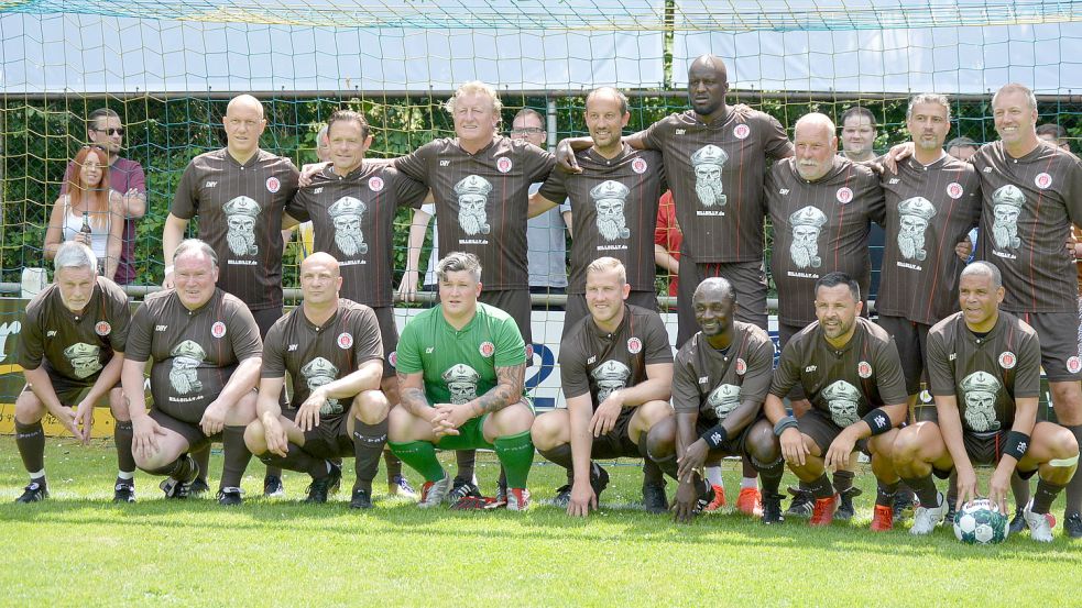 Diese Aufnahme zeigt die Traditionsmannschaft des FC St. Pauli bei einem Benefizspiel in Steenfelde. Fotos: Weers