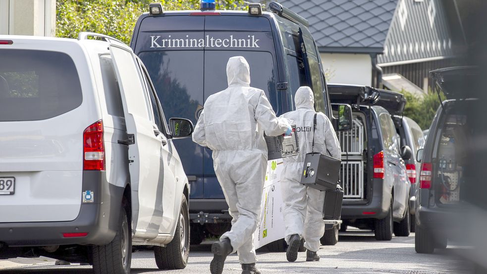 Eine Frau wurde am Dienstag tot im Auto entdeckt. (Symbolbild) Foto: dpa/Daniel Schäfer