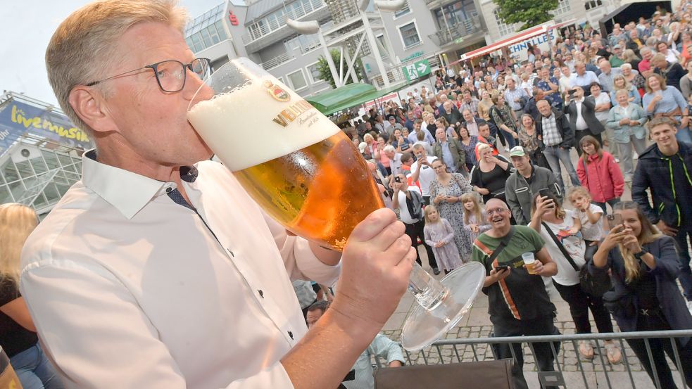 Einen tiefen Schluck aus dem Glas gönnte sich Horst Feddermann am Freitag auf dem Marktplatz. Foto: Ortgies