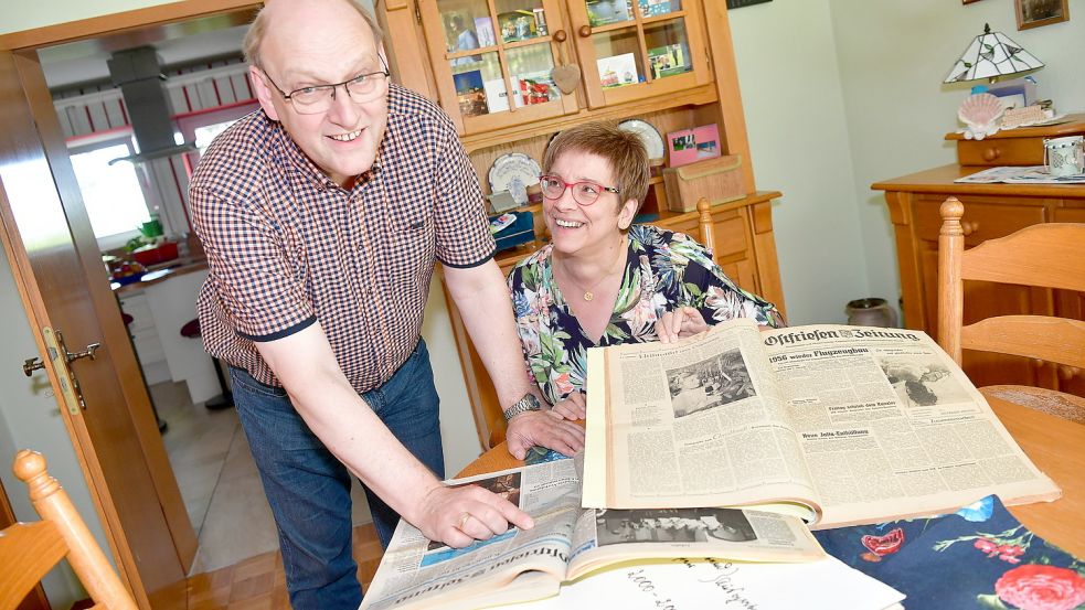 Jürgen Hoogstraat ist nicht nur Pastor, sondern auch Sammler von historischen Dokumenten. Hier ist er zusammen mit seiner Frau Andrea Düring-Hoogstraat zu sehen. Foto: Wagenaar