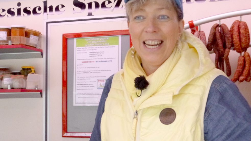 Carmen Appelhagen beliefert die Menschen in der Krummhörn mit frischen Fleisch- und Wurstwaren aus eigener Schlachterei. Mit dem Verkaufswagen fährt sie von Dorf zu Dorf. Foto: Ahrends