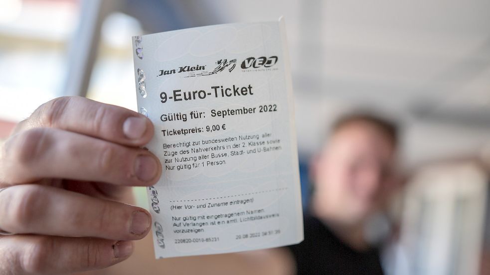 Obwohl es sie nicht geben sollte, sind sie im Umlauf: 9-Euro-Tickets, die für September ausgestellt wurden. Foto: Ortgies