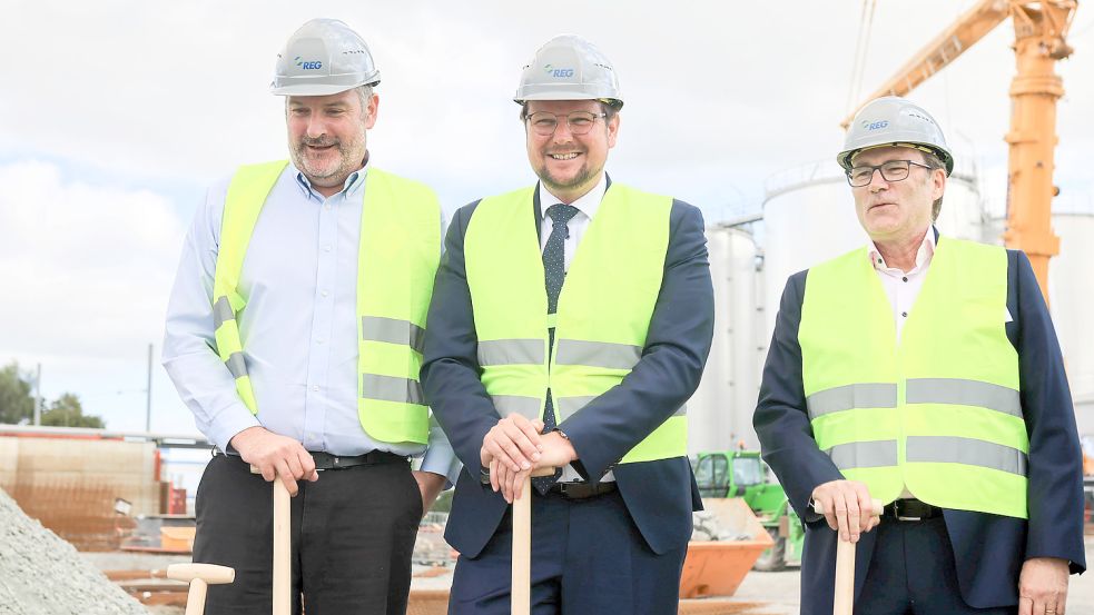 Nach den symbolischen ersten Spatenstichen: (von links) Werksleiter Michael Dinter, der Emder Oberbürgermeister Tim Kruithoff und REG-Europachef Jan Slaghekke. Foto: T. Bruns