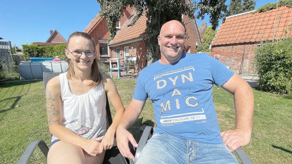 Stefanie und Wilhelm Arends in ihrem Garten in Harsweg. In den vergangenen Wochen haben sie mitgeholfen, dass die Freie Schule Emden pünktlich zum Unterrichtsbeginn betriebsbereit geworden ist. Foto: Päschel