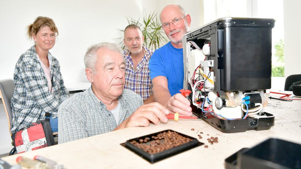 Zum dritten Mal fand am Wochenende das Repair-Café in Hinte statt. Mit dabei waren Friedrich Uphoff (vorne, von links) und Heinz Hugen sowie Angela und Peter Kandziora (hinten, von links). Organisiert wurde das Angebot vom Nettwark Hinte. Foto: Wagenaar